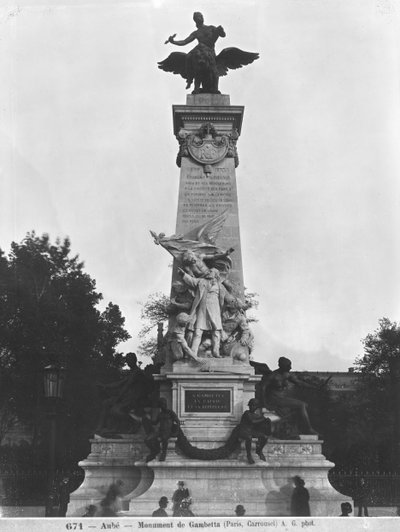 Monument voor Leon Gambetta, centrale groep, cour Napoleon, Louvre, 1888 door Jean Paul Aube